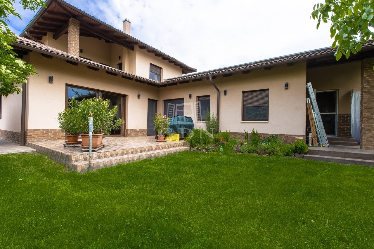 4 bed · 328m² · 349.990.000 ft