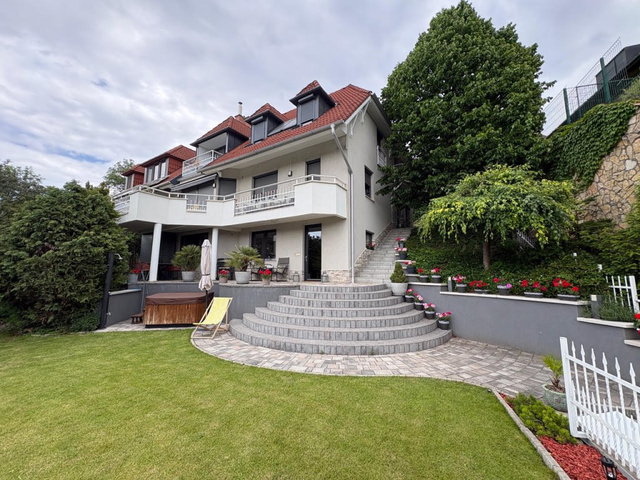 Eladó ikerház, Veszprémben 299 M Ft, 7 szobás