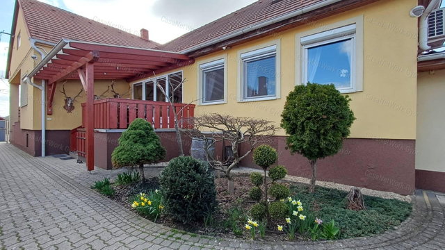 Eladó családi ház, Csornán 99.9 M Ft, 3+1 szobás
