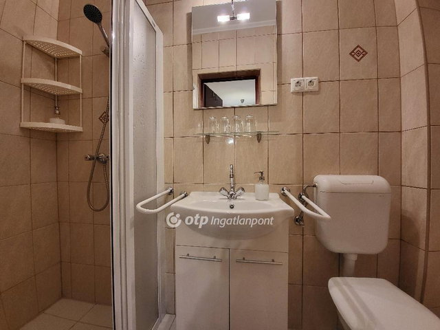 Eladó családi ház, Balatonkenesén 319 M Ft, 12 szobás