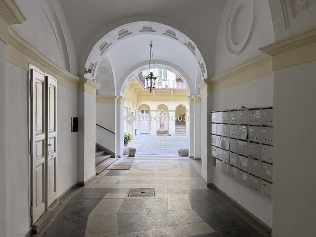 Eladó téglalakás, Budapesten, V. kerületben, Dorottya utcában