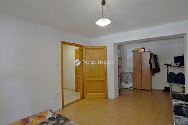 Eladó téglalakás, Kiskunhalason 28 M Ft, 2 szobás