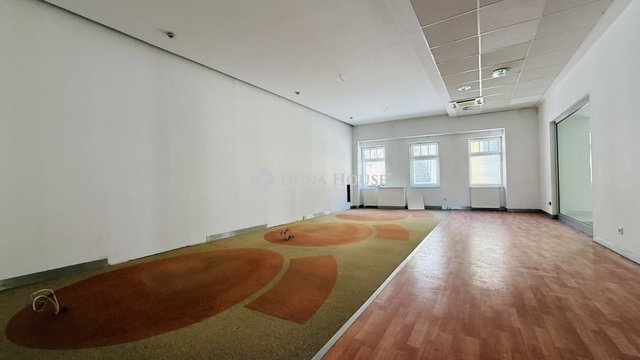 Kiadó üzlethelyiség, Szentendrén, Fő téren 650 E Ft / hó