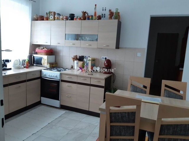 Eladó családi ház, Tatán 75 M Ft, 5 szobás
