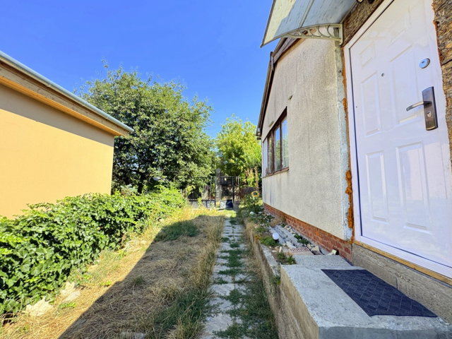 Eladó nyaraló, Vácon, Tavirózsa utcában 31.99 M Ft, 3 szobás