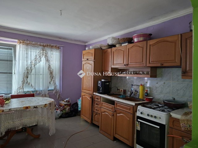 Eladó családi ház, Pilisen 68 M Ft, 10 szobás