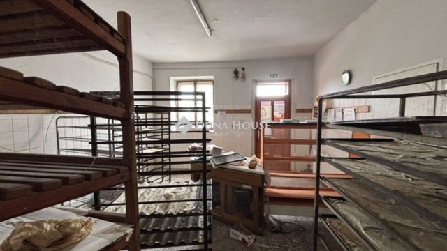 Eladó családi ház, Kiskunfélegyházán 34.99 M Ft, 1 szobás