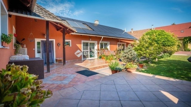 Eladó családi ház, Szigetszentmiklóson 230 M Ft, 5 szobás