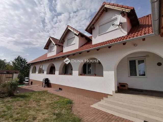 Eladó családi ház, Nagyvenyimen 149 M Ft, 8 szobás