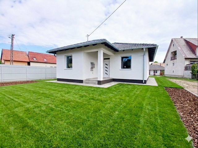 Eladó családi ház, Szigetszentmiklóson 129 M Ft, 5 szobás