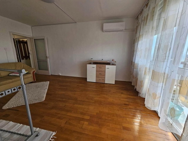 Kiadó panellakás, albérlet, Debrecenben 180 E Ft / hó, 3 szobás
