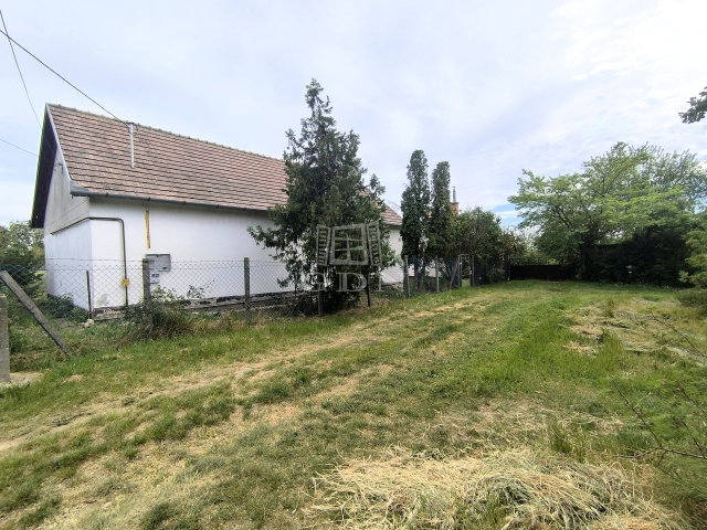 Eladó családi ház, Tasson 19.9 M Ft, 3 szobás