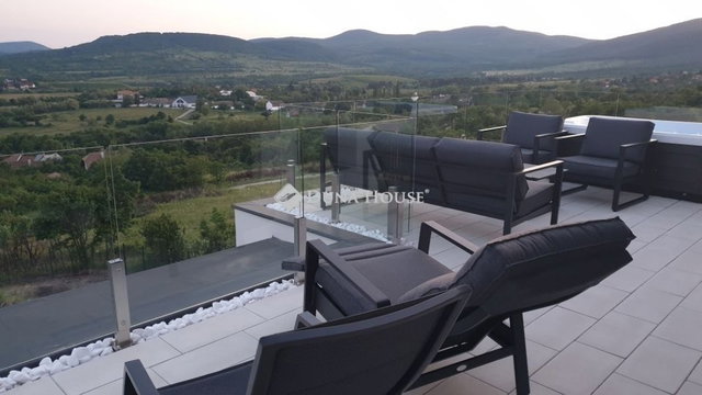 Eladó családi ház, Szentendrén 290 M Ft, 5 szobás