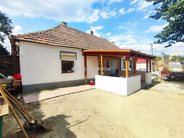 Eladó családi ház, Súron 39.9 M Ft, 2 szobás