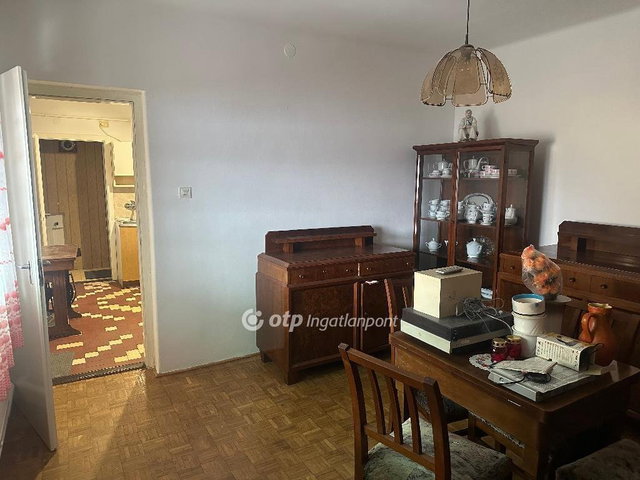 Eladó családi ház, Pécsett 60 M Ft, 3 szobás