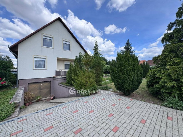 Eladó családi ház, Majosházán 119.9 M Ft, 4+1 szobás