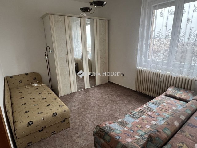Eladó téglalakás, Dunaújvárosban 32.5 M Ft, 2 szobás