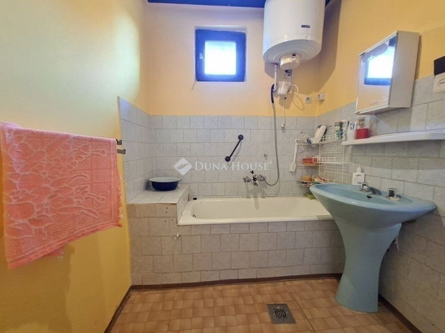 Eladó családi ház, Tápiószecsőn 32.5 M Ft, 2 szobás