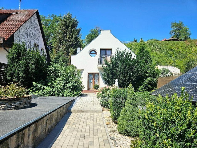 Eladó családi ház, Dunaújvárosban 209 M Ft, 5+1 szobás