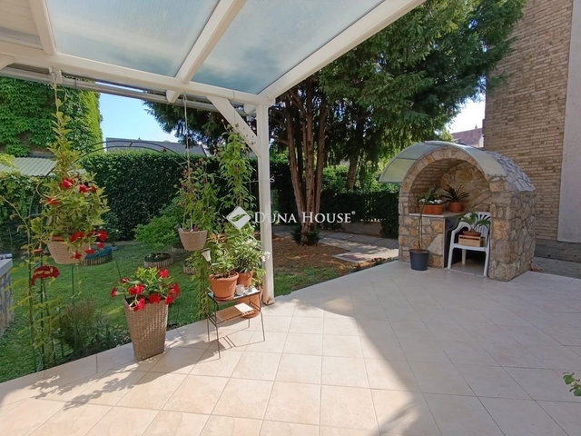 Eladó családi ház, Mohácson 160 M Ft, 4 szobás