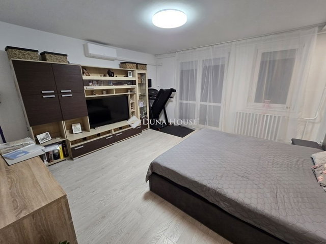 Eladó panellakás, Veszprémben 61.9 M Ft, 3 szobás