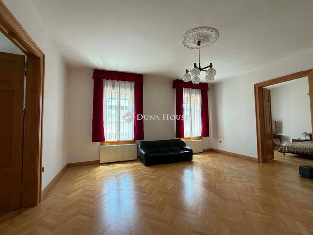 Eladó családi ház, Pécsett 349 M Ft, 4 szobás