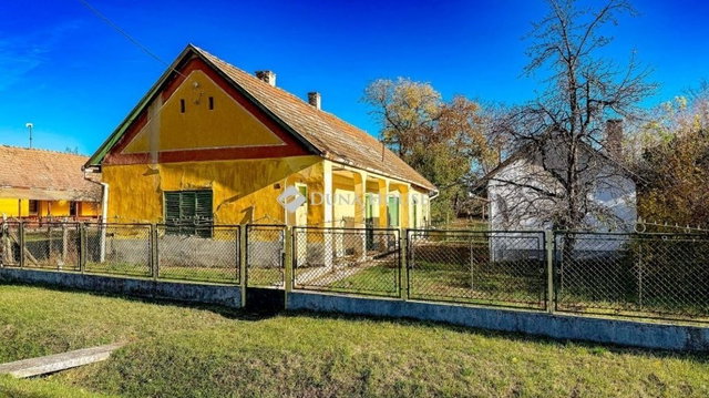 Eladó családi ház, Lajoskomáromban 9.7 M Ft, 2 szobás