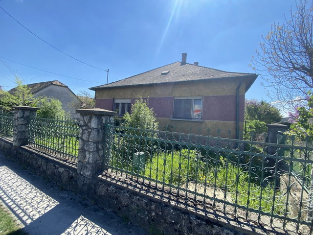 Eladó családi ház, Komáromban 58 M Ft, 3 szobás