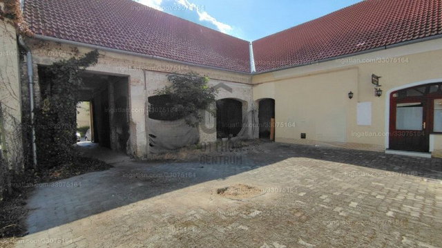 Eladó téglalakás, Kalocsán 38 M Ft, 4 szobás