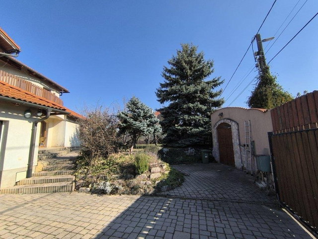 Eladó családi ház, Tatabányán 191.9 M Ft, 7+1 szobás
