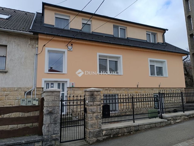Eladó családi ház, Zircen, Deák Ferenc utcában 250 M Ft