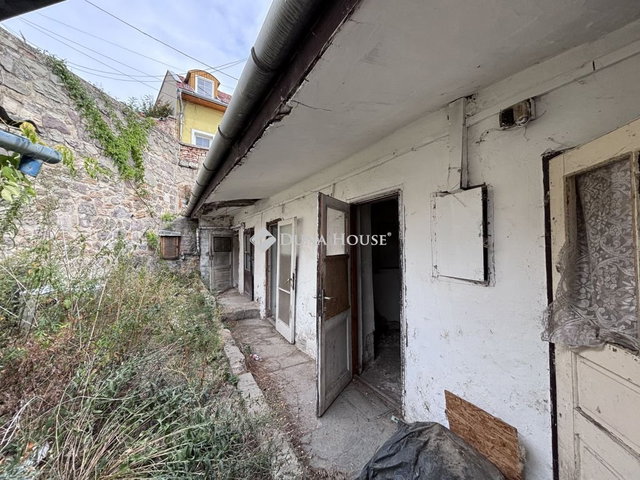 Eladó családi ház, Esztergomban, Lépcső utcában 15.9 M Ft