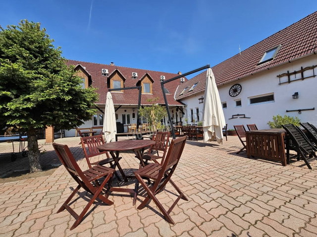 Eladó hotel, Bakson 399 M Ft, 20+5 szobás / költözzbe.hu