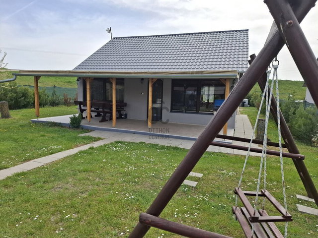 Eladó nyaraló, Békésszentandráson 130 M Ft, 4 szobás