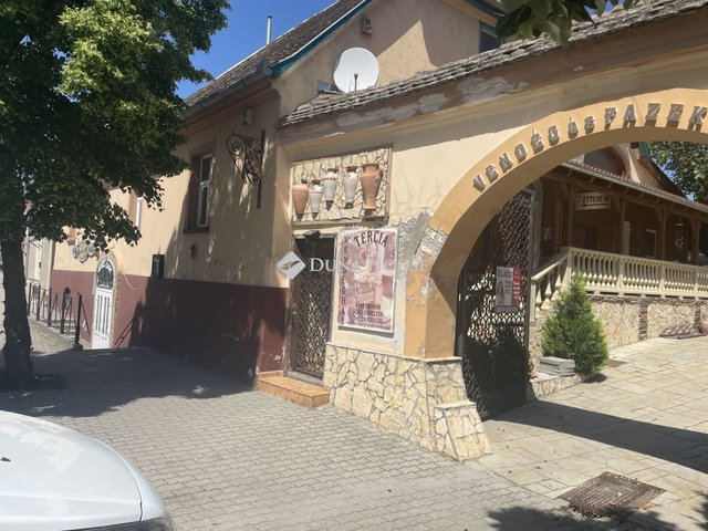 Eladó üzlethelyiség, Bátaszéken 120 M Ft, 4 szobás