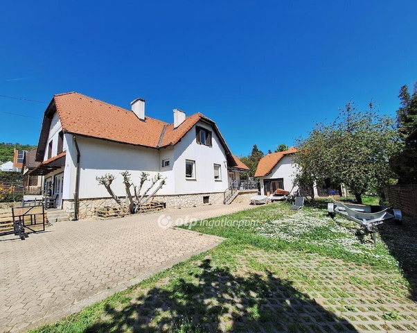 Eladó családi ház, Csopakon 249 M Ft, 10 szobás