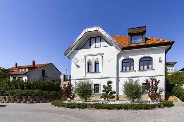 Eladó családi ház, Balatonfüreden 950 M Ft, 8 szobás