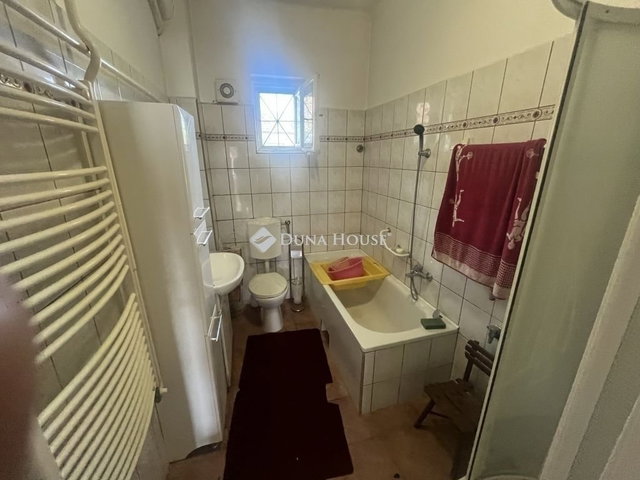 Eladó családi ház, Dánszentmiklóson 65 M Ft, 5 szobás
