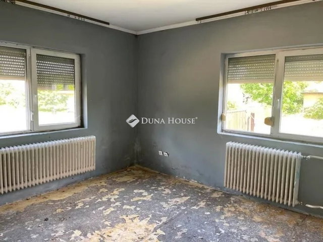 Eladó családi ház, Dánszentmiklóson 45 M Ft, 3 szobás
