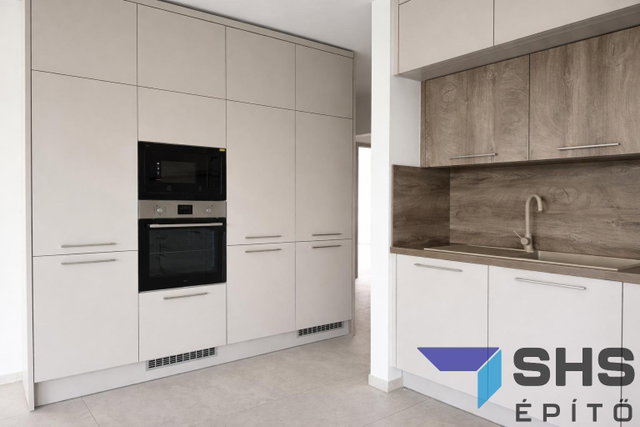 Eladó téglalakás, Székesfehérvárott, Zrínyi utcában 150 M Ft