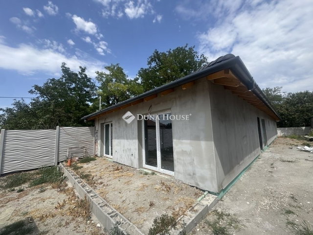 Eladó családi ház, Szigetszentmiklóson 169.9 M Ft, 5 szobás