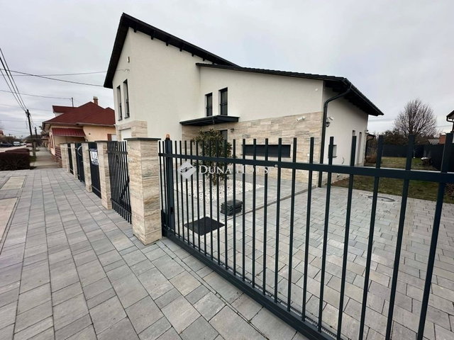 Eladó családi ház, Vecsésen 219.9 M Ft, 5 szobás