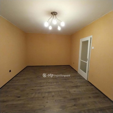 Eladó panellakás, Nyíregyházán 34.8 M Ft, 1+1 szobás