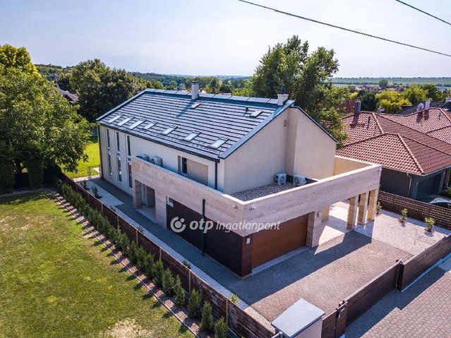 Eladó családi ház, Telkin 399.9 M Ft, 6 szobás