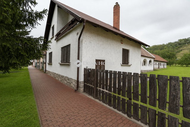 Eladó családi ház, Tatabányán 139 M Ft, 4 szobás