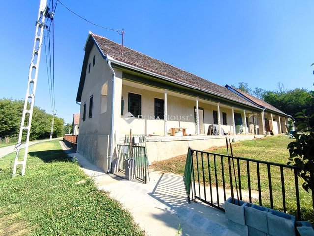 Eladó családi ház, Szakadáton 31 M Ft, 4 szobás