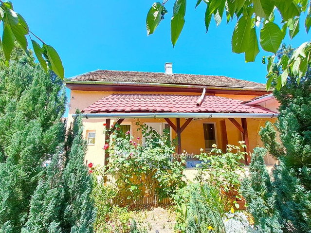Eladó családi ház, Szolnokon 29.99 M Ft, 2 szobás