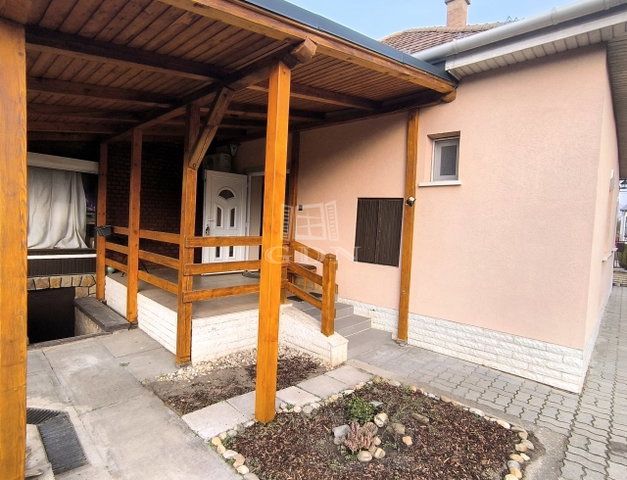 Eladó családi ház, Dunaharasztin 99.9 M Ft, 3 szobás