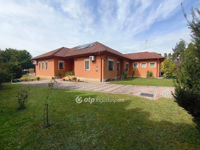 Eladó családi ház, Kápolnásnyéken 154.9 M Ft, 4 szobás