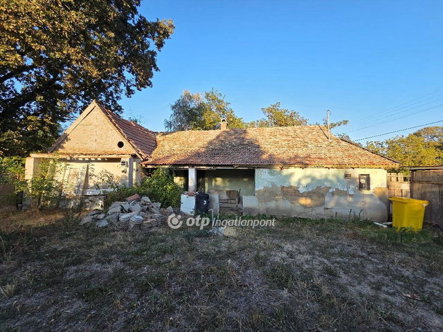 Eladó családi ház, Orosházán 4.5 M Ft, 2 szobás